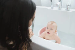 Angelcare Soft-Touch Blauw Badring AC-BR01-AQU 12 Angelcare Soft-Touch Blauw Badring AC-BR01-AQU -Babyproducten Winkel Angelcare Soft Touch Badring sfeer foto