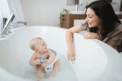 Angelcare Soft-Touch Blauw Badring AC-BR01-AQU 11 Angelcare Soft-Touch Blauw Badring AC-BR01-AQU -Babyproducten Winkel Angelcare Soft Touch Badring sfeer foto2