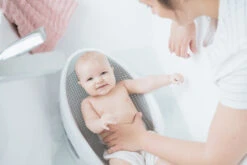 Angelcare Soft-Touch Grijs Badzitje AC-ST01-GR -Babyproducten Winkel Angelcare Soft Touch Badzitje sfeerfoto 1