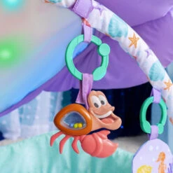 Bright Starts Disney Baby Kleine Zeemeermin Twinkle Trove Activity Gym Speelkleed K12534 16 Bright Starts Disney Baby Kleine Zeemeermin Twinkle Trove Activity Gym Speelkleed K12534 -Babyproducten Winkel Bright Starts Speelkleed 6