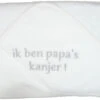 Petit Villain Ik Ben Papa's Kanjer Wit Badcape 1 Petit Villain Ik Ben Papa's Kanjer Wit Badcape -Babyproducten Winkel Petit Villain Ik ben Papas kanjer Wit Badcape 4