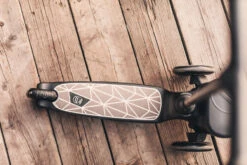 Scoot And Ride Brown Lines Highwaykick 2 Step SR-96526 -Babyproducten Winkel Scoot and Ride Brown Lines Highwaykick 2 Step SR 96526 .sfeer 4