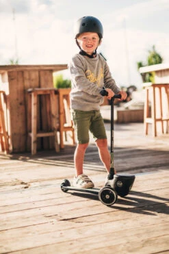 Scoot And Ride Green Lines Highwaykick 2 Step SR-96525 -Babyproducten Winkel Scoot and Ride Green Lines Highwaykick 2 Step SR 96525 .sfeer 1