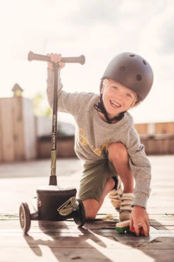 Scoot And Ride Green Lines Highwaykick 2 Step SR-96525 -Babyproducten Winkel Scoot and Ride Green Lines Highwaykick 2 Step SR 96525 .sfeer 3