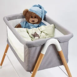Babygo Goodnight Grey Wieg 4361 -Babyproducten Winkel babygo goodnight wieg aan bed sfeer 4