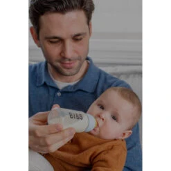 Bibs Blush 110 Ml Glazen Fles 5013244 21 Bibs Blush 110 Ml Glazen Fles 5013244 -Babyproducten Winkel bibs ss22 babyglassbottle lifestyle model 17 3