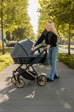 Kunert Ivento Premium Gold Deep Black 2-in-1 Kinderwagen IVE-12-GOLD 37 Kunert Ivento Premium Gold Deep Black 2-in-1 Kinderwagen IVE-12-GOLD -Babyproducten Winkel kunert ivento premium gold caramel macchiato 2 in 1 kinderwagen ive 10 gold 5