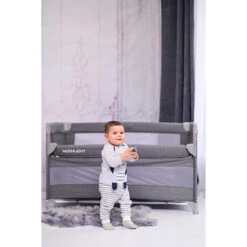 Lorelli Up And Down Cool Grey Bear Campingbedje Incl. Bodemverhoger 1008006-2370 -Babyproducten Winkel lorelli up and down campingbedje incl. bodemverhoger sfeer 2