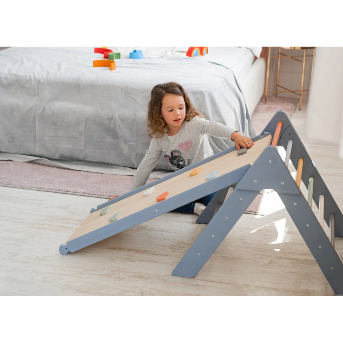 Luna Toys Colorful Grijs/Roze Houten Klimrek Met Glijbaan LU-00544 5 Luna Toys Colorful Grijs/Roze Houten Klimrek Met Glijbaan LU-00544 - Afbeelding 3