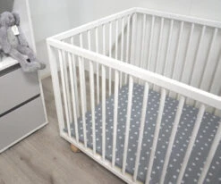 MamaLoes Grey/White Stars Boxdek W-388571 -Babyproducten Winkel mamaloes grey white stars boxdek w 388571