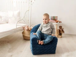 Albero Mio Velvet Navy Kinderfauteuil 12 Albero Mio Velvet Navy Kinderfauteuil -Babyproducten Winkel mamaloes velvet navy kinderfauteuil 2