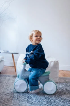 Momi Tobis Grey Ride-On Bubbles Loopfiets ROBI00043 -Babyproducten Winkel momi tobis loopfiets sfeer1 1