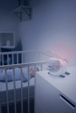 Badabulle Schaapje Lulu Muzikaal Projectie Nachtlampje B015007 14 Badabulle Schaapje Lulu Muzikaal Projectie Nachtlampje B015007 -Babyproducten Winkel sfeerfoto schaapje