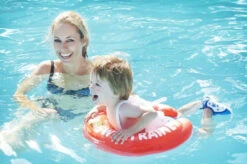 Freds Swim Academy Swimtrainer Classic Rood 3mnd - 4jr (6-18kg) 10110 8 Freds Swim Academy Swimtrainer Classic Rood 3mnd - 4jr (6-18kg) 10110 -Babyproducten Winkel swimtrainer classic 3 mnd 1920x1920