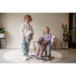 Tryco Milo Grijs Stokpaard Met Geluid TR-120112 -Babyproducten Winkel tryco milo stokpaard met geluid tr sfeer2